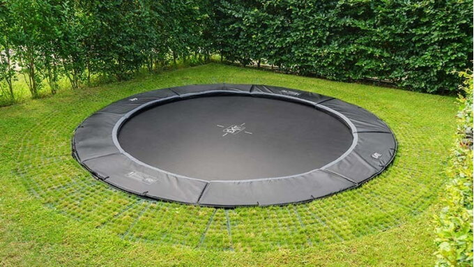 Assured of a safe trampoline jump thanks to safety tiles